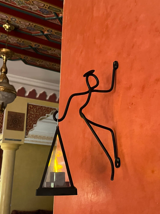 حامل الفانوس المتسلق (Climbing Lantern Holder)