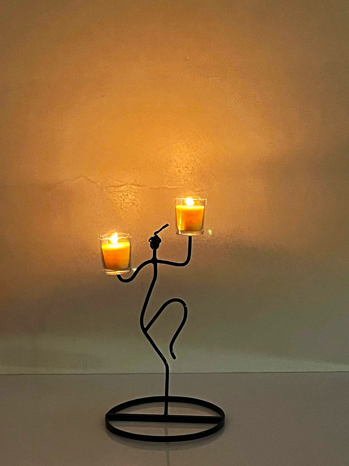حامل الشموع الراقص (Iron Candle Dancer)