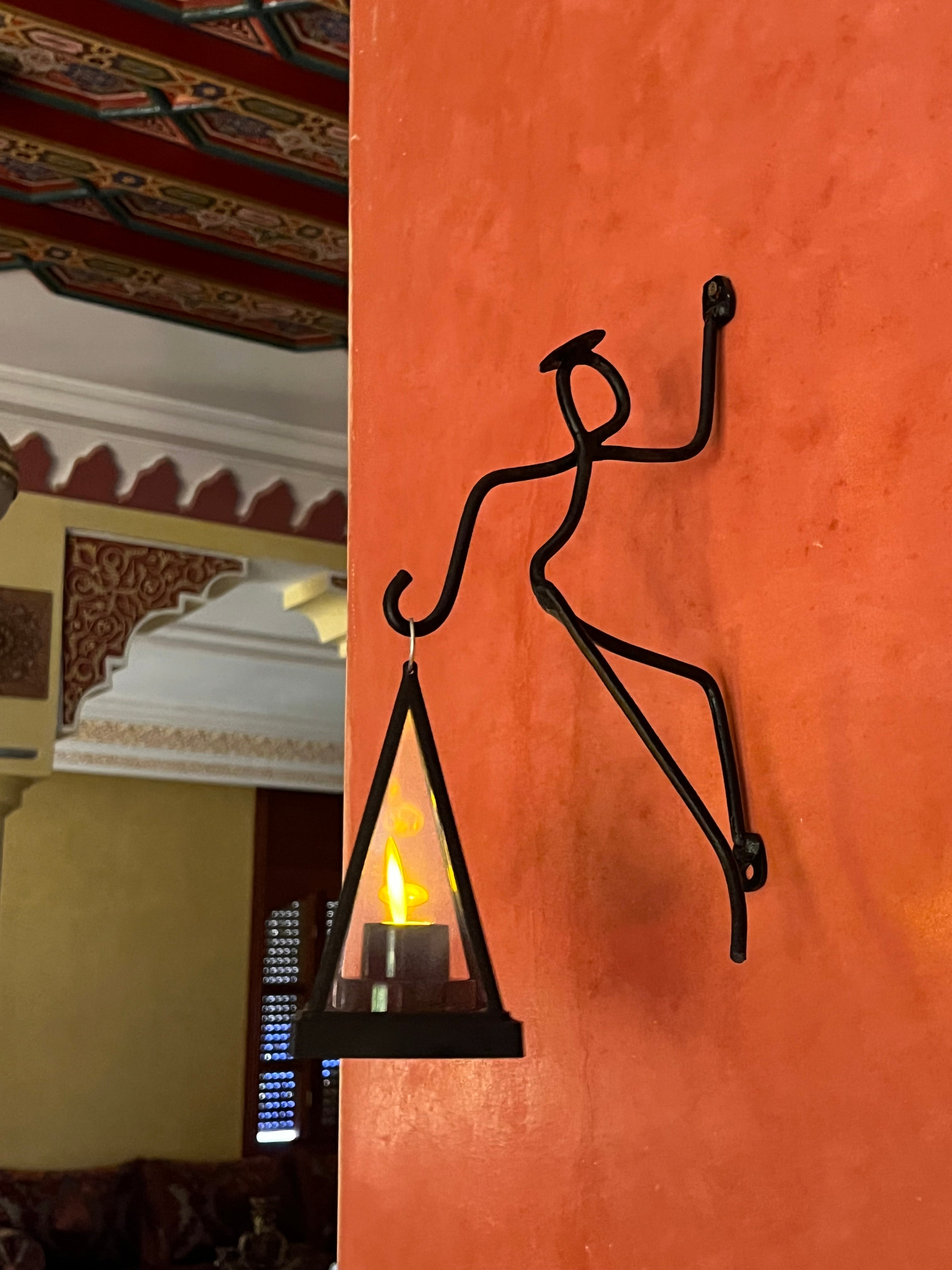 حامل الفانوس المتسلق (Climbing Lantern Holder)