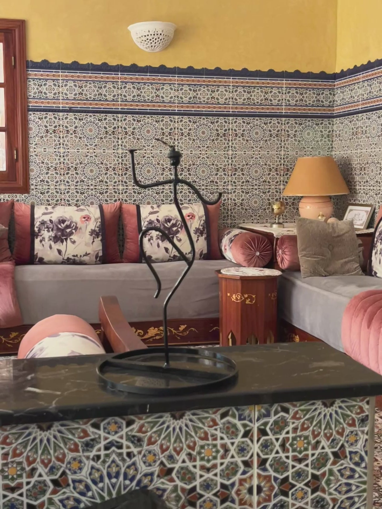 حامل الشموع الراقص (Iron Candle Dancer)